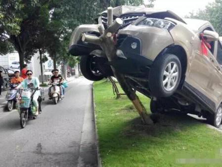 新手司机刚提了车，出门就撞了，保险到底怎么赔