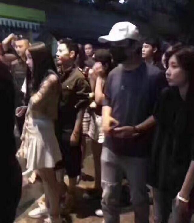 王思聪在酒吧消费20万不过瘾,转身就去吃路边