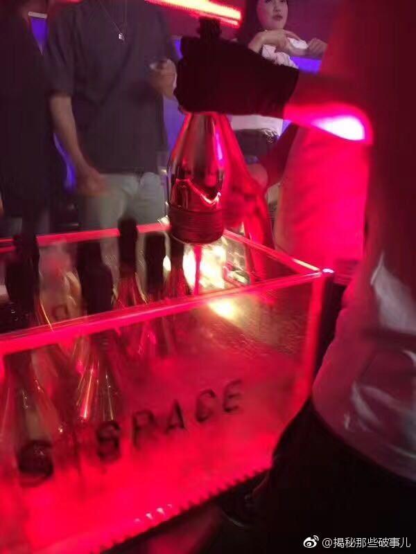 王思聪在酒吧消费20万不过瘾,转身就去吃路边