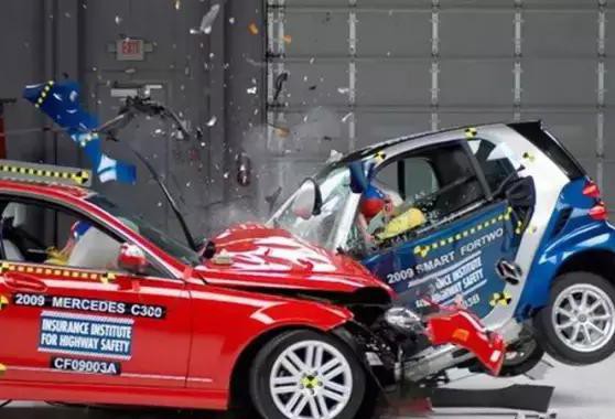 小车灵活随意穿梭，美国人用事实证明车越小越不安全