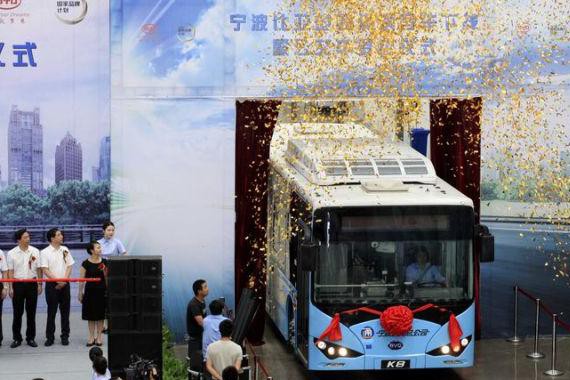 浙江奉化：首批纯电动客车下线