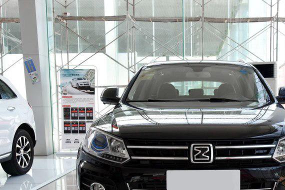 这车不到8万，开到迪拜面子十足，老外还忍不住拍照