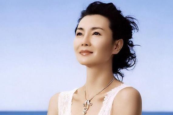 53岁张曼玉，一生捐款无数，座驾却几十年没换