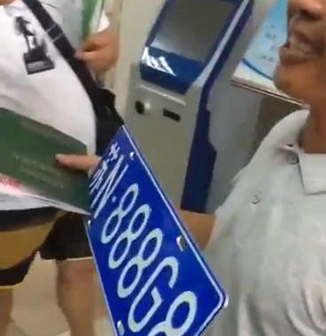 4万多买辆面包，到车管所选中牛牌，大伙纷纷拍照