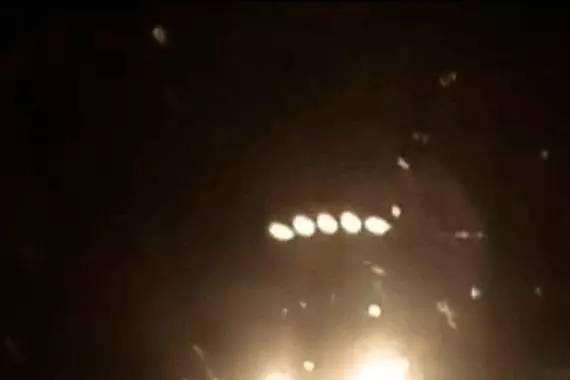 汽车大灯袭来伤了神,路上行人欲断魂。