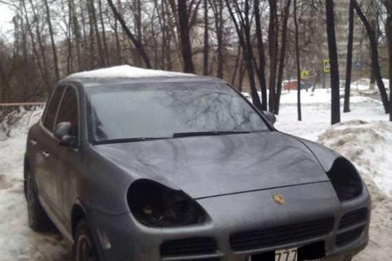 保时捷停户外, 车主取车时不掏钥匙, 而是急着找车灯