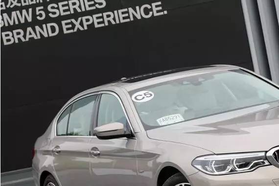 死磕奔驰E，宝马新5系胜算几何？ | 新车必评