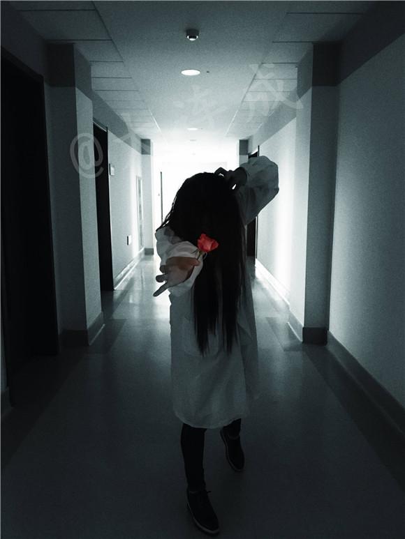 最恐怖毕业照！大连大学女生解剖楼内拍惊悚照火了