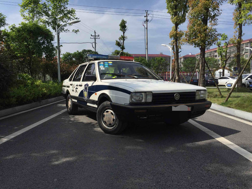 记录一辆99年的桑塔纳警车