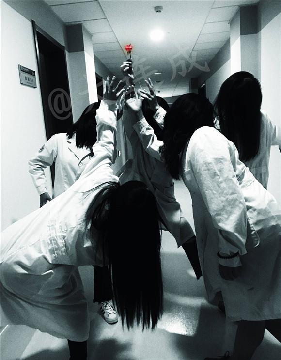 最恐怖毕业照！大连大学女生解剖楼内拍惊悚照火了