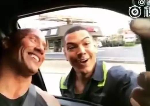 一卡车司机等红绿灯时突然发现了自己偶像…
