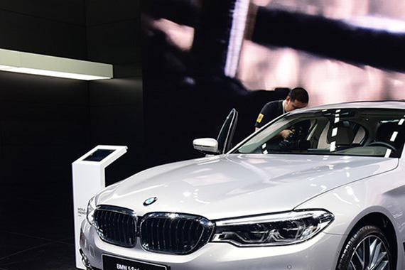 落后就要挨打？全新5系向奔驰E级发起挑战