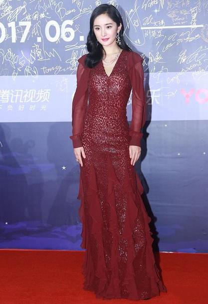 其实不难发现，杨幂最近的搭配都与以往风格不同，就像前几天参加成龙动作电影周之夜红毯，杨幂的这身深红色连衣裙。