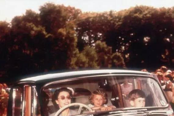 91岁英国女王才是真正的老司机，她开过的豪车数不清