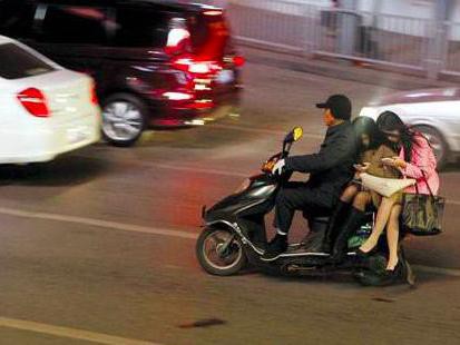 女司机撞了电动车，不赔钱反获赔，凭啥？