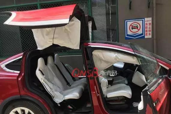 8个安全气囊突然弹出！特斯拉又摊上事了