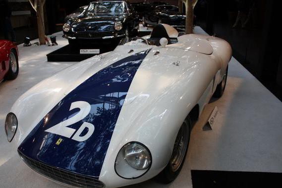 看完这辆肥肥的法拉利，看外观想笑，看价格想哭！