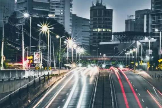 马路上演追逐大戏丨紧张？刺激？TA用身手说话