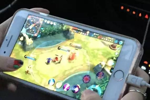 夜深了。何必再苦送人头？