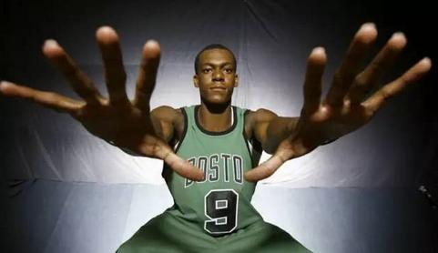 NBA谁手掌最长？乔丹手掌比脸长，这4位乔丹也得服