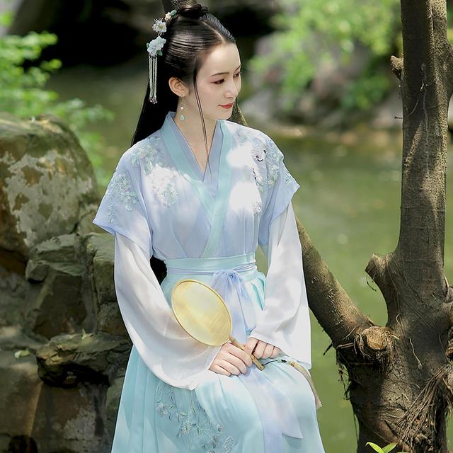 穿上这几款改良的汉服出门,引发超高的回头率