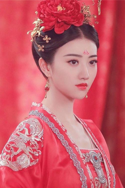 一袭红衣花荣了天下范冰冰赵丽颖杨幂红衣造型谁更美