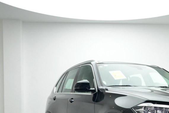 豪华车各有特点 这款车遵循着宝马的特点实用