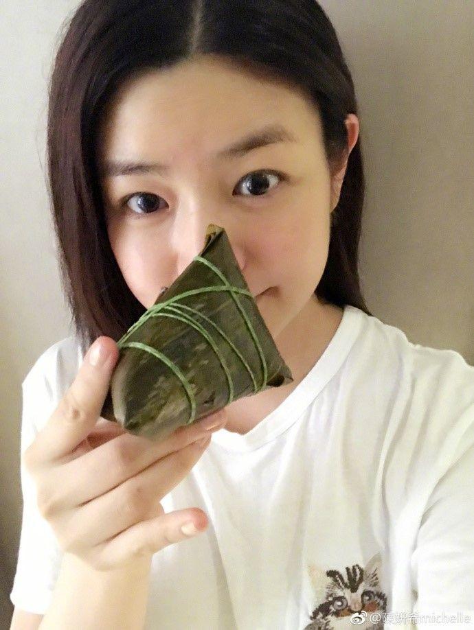 (文章来源:新浪看点八卦一姐) 说起素颜状态最好的女星,小编第一个想起的就是周冬雨,这不6月13日,周冬雨白色蕾丝上衣搭配蓝色牛仔短裤,估计机场空调太强还穿了一件夹克,素颜现身上海机场整个人清爽有型。小编不禁感叹这满脸的胶原蛋白,嫩的仿佛能掐出水来的皮肤,让人羡慕嫉妒恨啊。 周冬雨皮肤底子好一直是出了名的,小小年纪凭借良好的演技与有辨识度的容貌在影视剧圈就已经取得了不小的成就,如今人气更是与日俱增,平日里也十分喜欢素颜示人,素颜亮相的她看起来乖巧清纯,网友直呼与妆后无异。 提起素颜女神