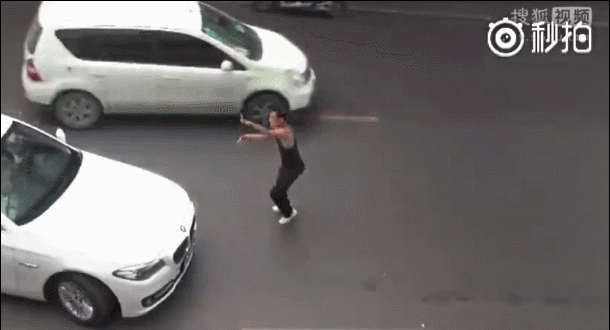 郑州男子专找女司机碰瓷,万一我们遇到了该怎办?