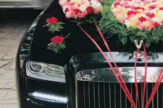 这车30多万，用报废车零件改装，开出去给人500多万的感觉