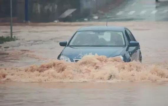 雨天开车不注意这几点，后患无穷