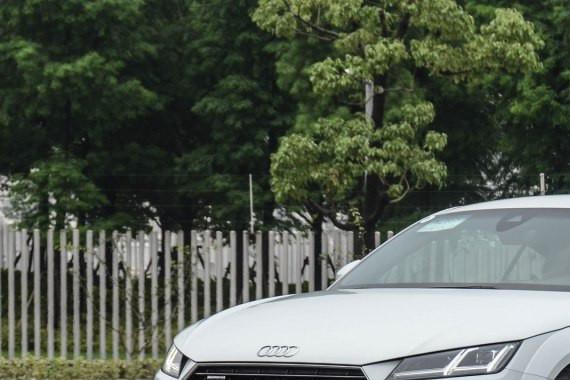 买不起超级跑车 我们可以看看奥迪TT 也很拉风