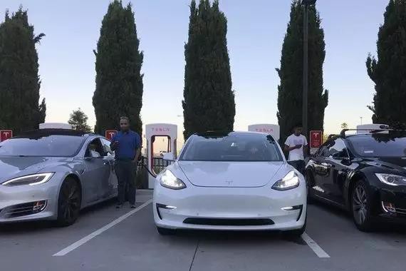 特斯拉Model 3路上曝光，无限接近量产版本