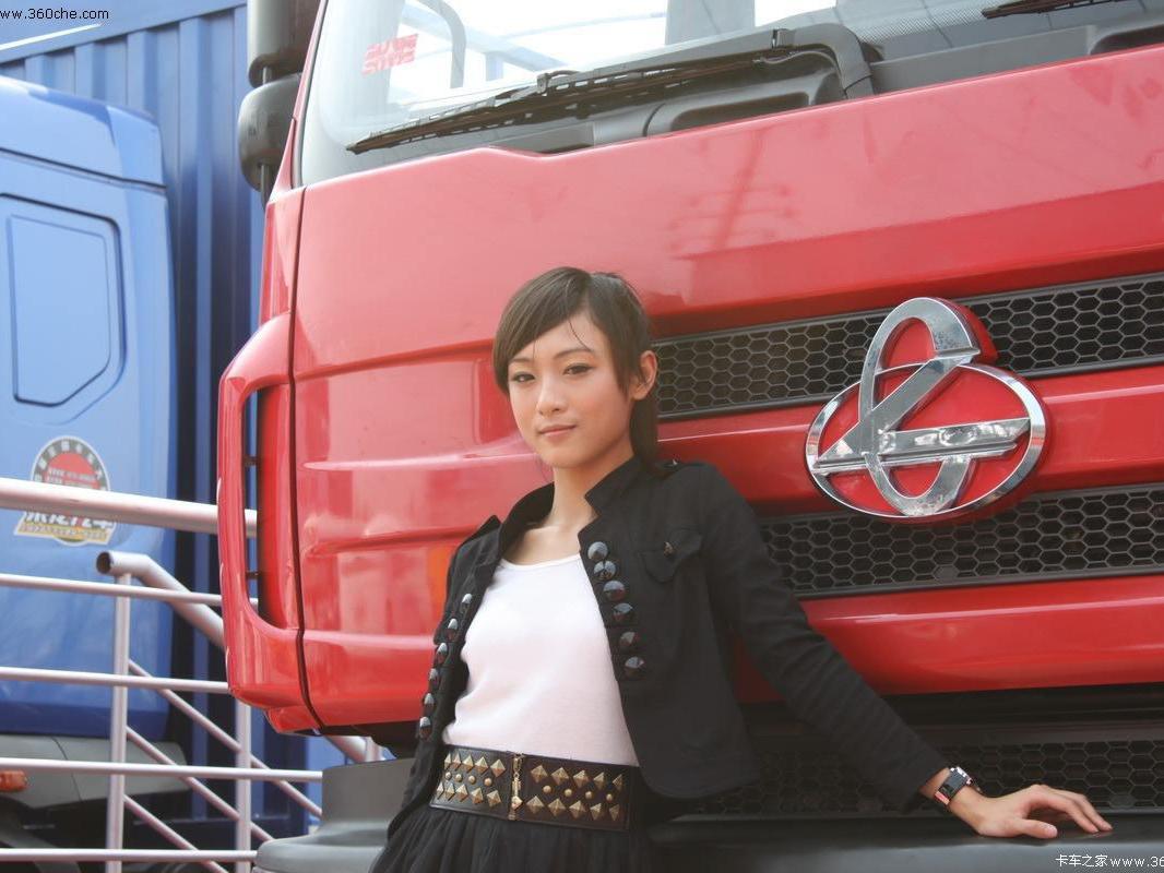 带媳妇去泰国旅游，结果职业病犯了，光顾着看卡车了