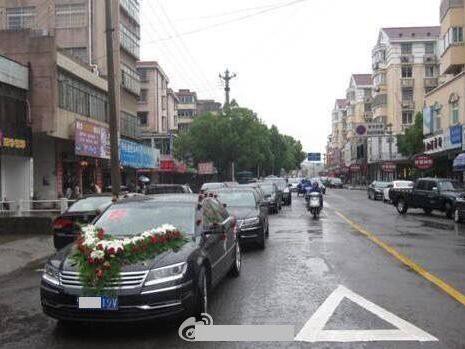 小伙开200万辉腾接亲被丈母娘嫌弃，还好岳父识货