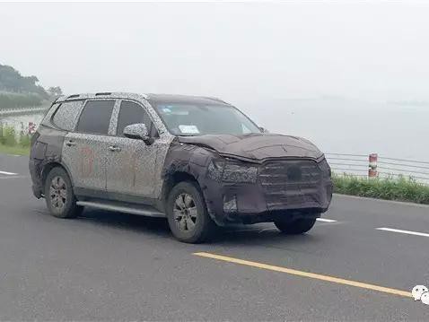 看！快车报今天在路边逮到了一辆伪装车！