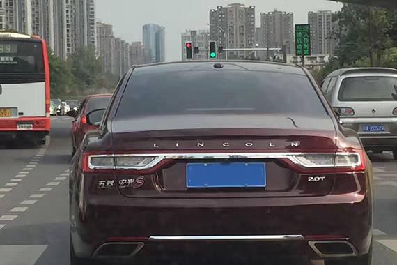 五菱宏光S攻陷“朋友圈”，人人都爱贴五菱标？