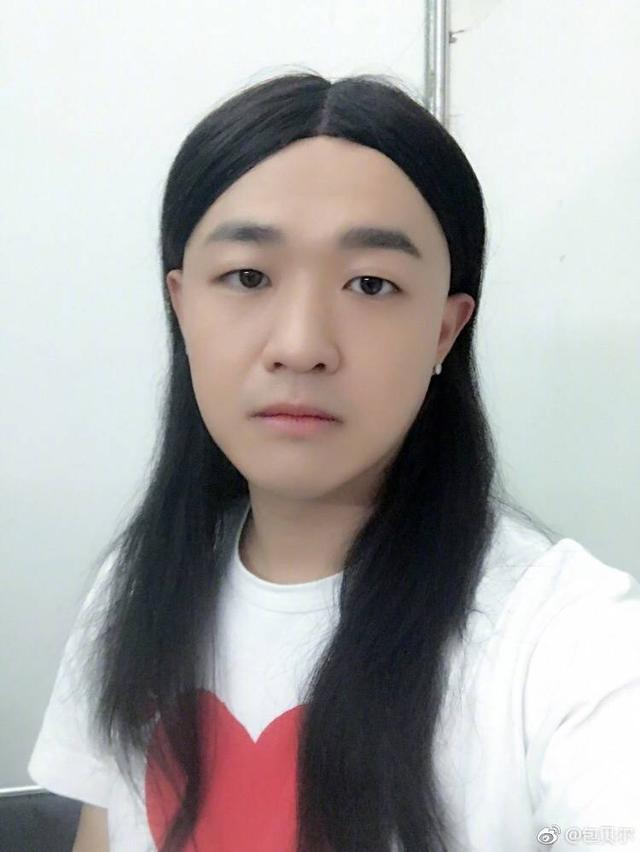 包贝尔晒妻女美照调侃自己最丑