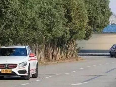 新奔驰C级当驾校教练车，这到了考场怎么看点？