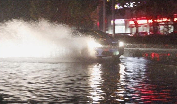 下大雨前车牌丢了,还能上路吗?-新浪汽车