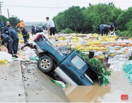 村支书推自家皮卡堵管涌 车企为其更换新车