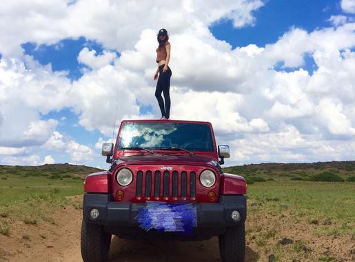 妹子也有一颗越野心!开着Jeep牧马人去火山边撒欢!