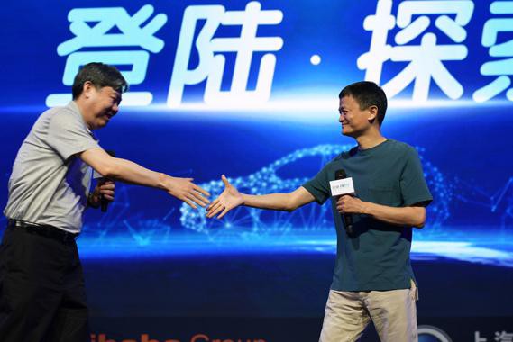 荣威RX5升级超大尺寸全景天窗 1G流量免费送