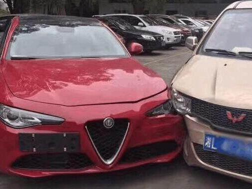 小法拉利想让捷豹吃土，还没上牌，被五菱宏光吓哭