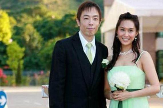 他赢周星驰抱得美人归，座驾开十几年，才华胜于外貌