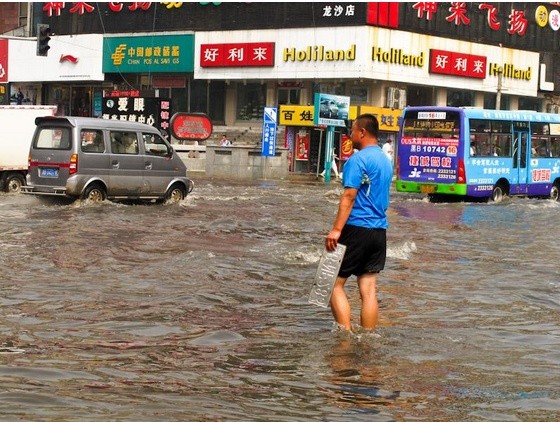 下大雨前车牌丢了,还能上路吗?