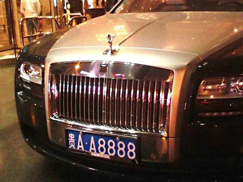 晚上出去吃饭，看到两辆劳斯莱斯，全是老干妈的座驾