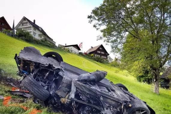 试驾千万超跑瞬间撞炸，劫后余生的他说出了真相