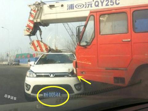 中国最牛8辆吊车，红色吊车碰辆车，车牌动动我试试