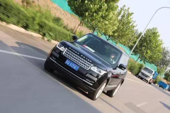 一览众山小感受狮王辛巴的气势 路虎揽胜创世加长版